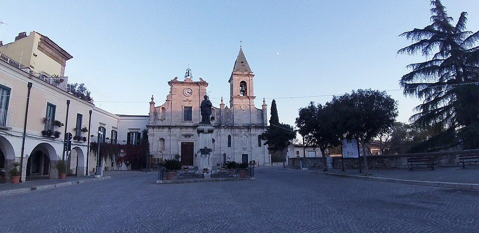 Průčelí Chiesa del Purgatorio ve Venose s barokními reliéfy