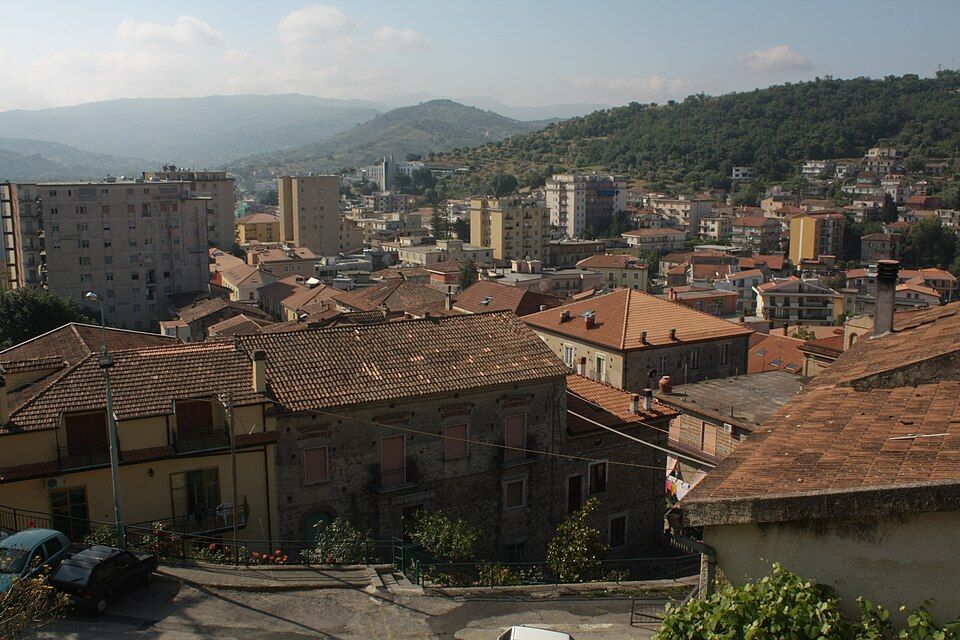 Agropoli — kamenná zástavba historického centra na ostrohu