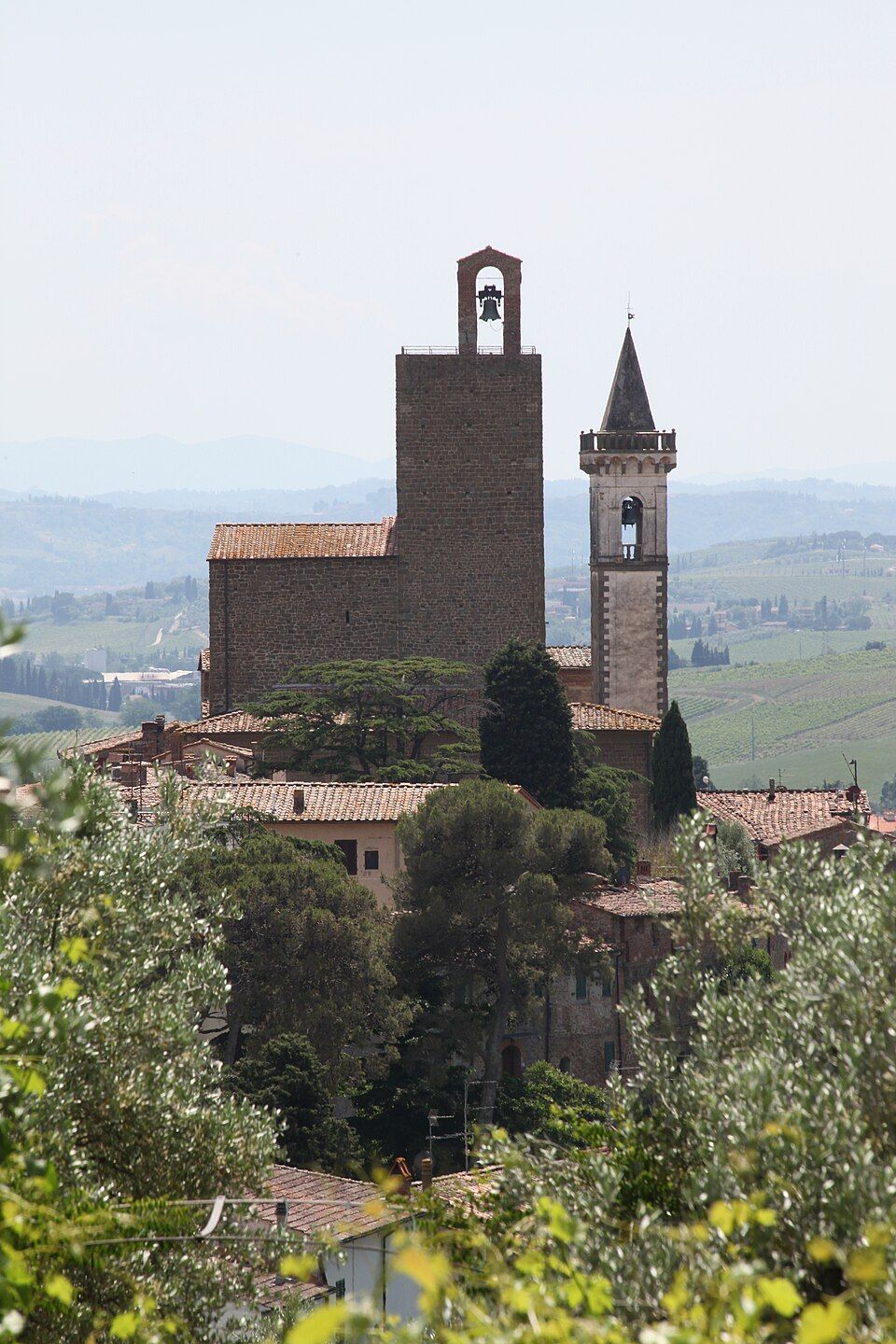Castello dei Conti Guidi s věží nad domy Vinci