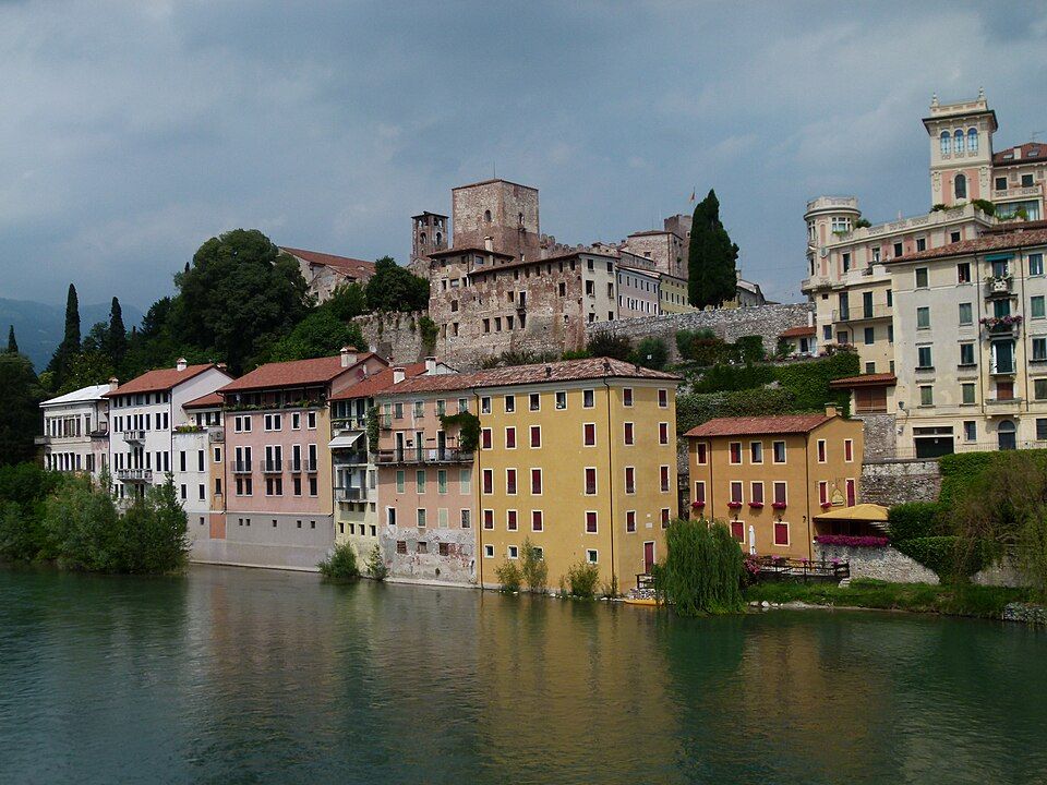 Řeka Brenta a nábřežní domy v Bassanu del Grappa