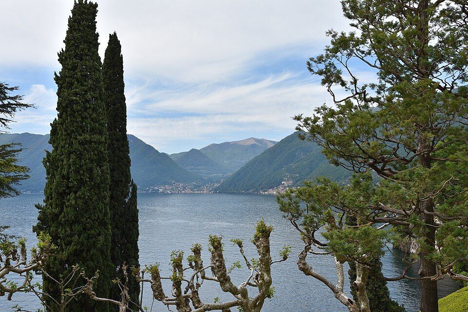 Schodiště a sochy v zahradě Villa del Balbianello