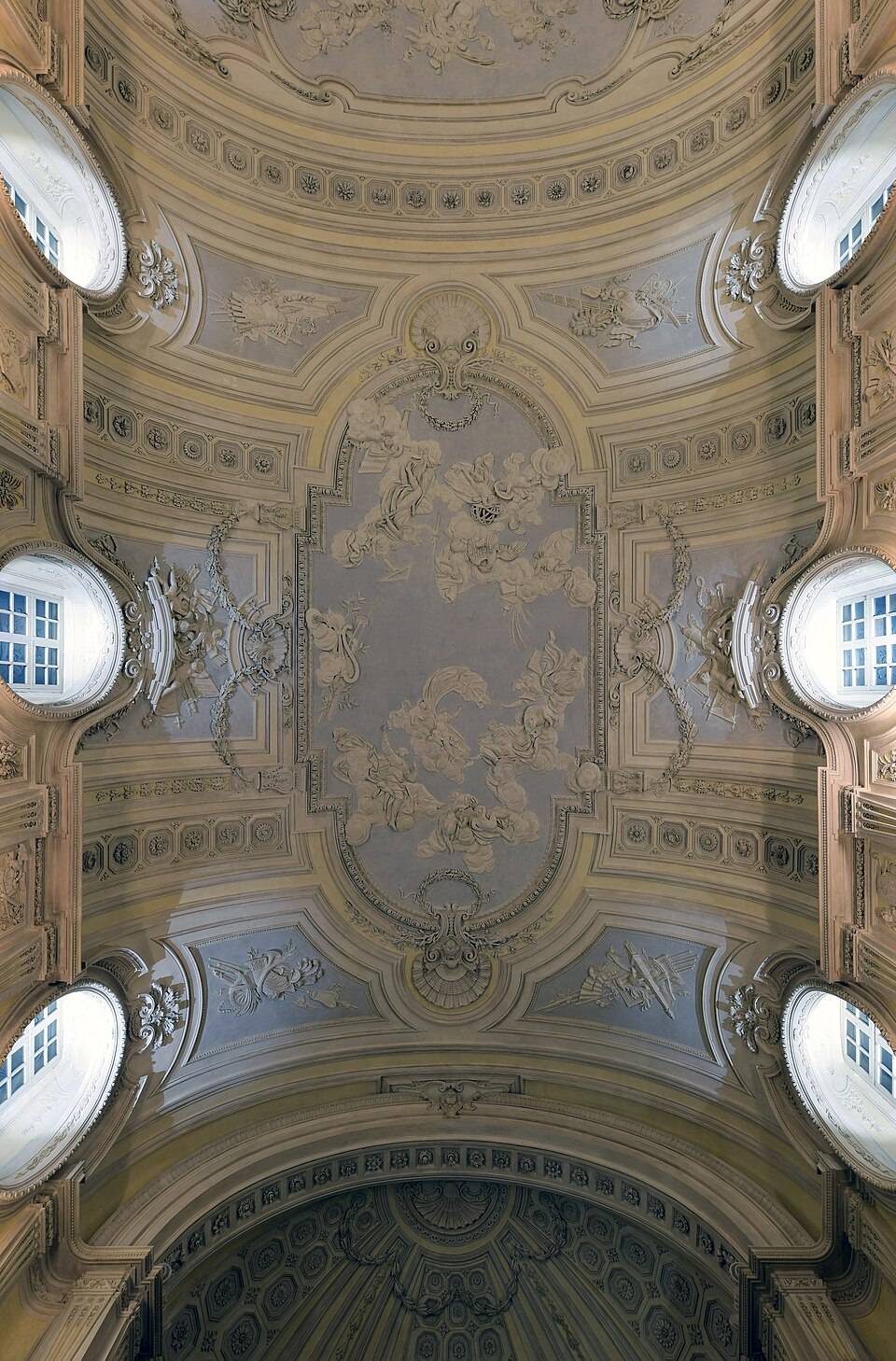 Klenba Velké galerie ve Venaria Reale s bílým štukem a okny