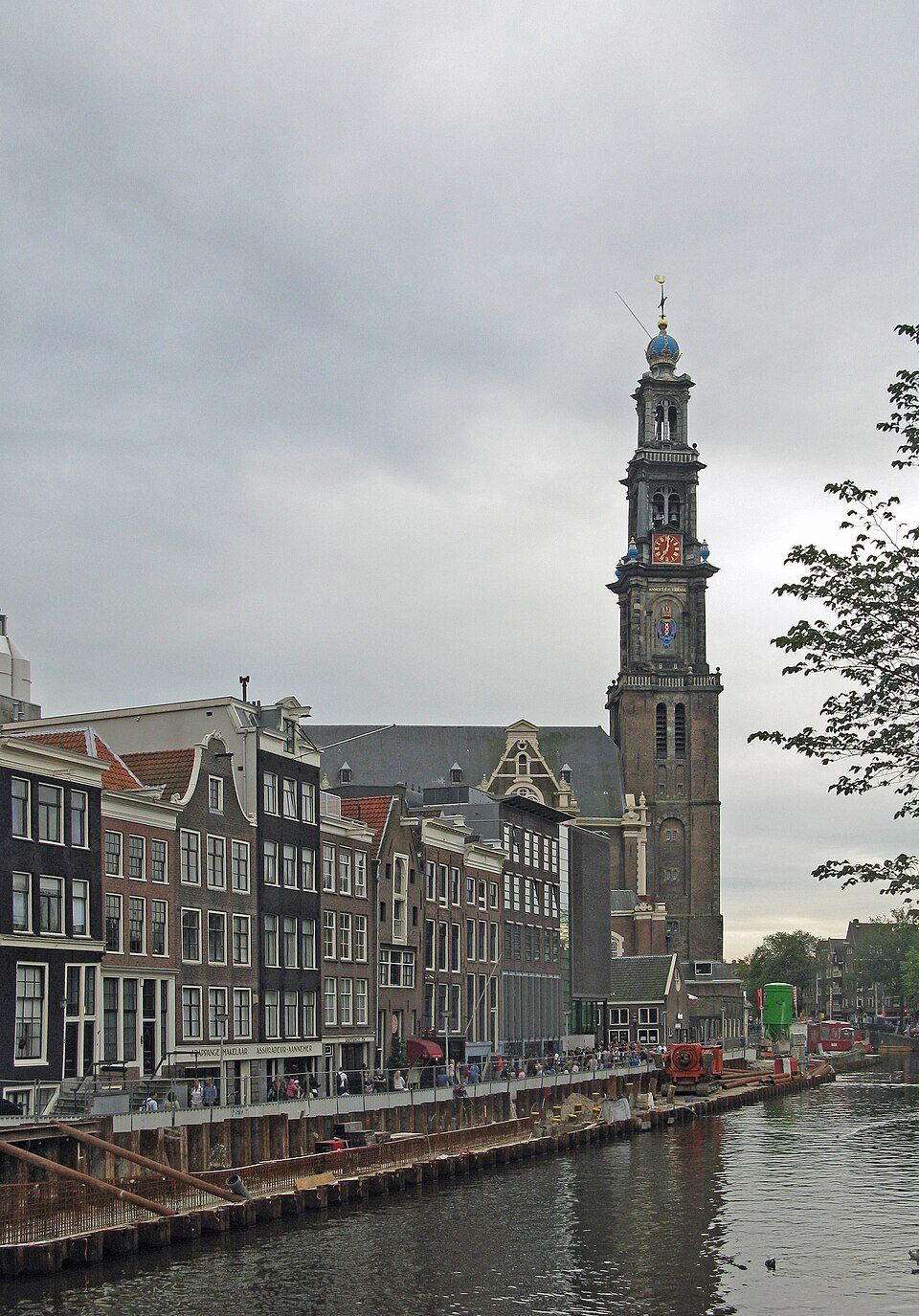 Dům Anne Frankové na kanálu Prinsengracht s věží kostela Westerkerk