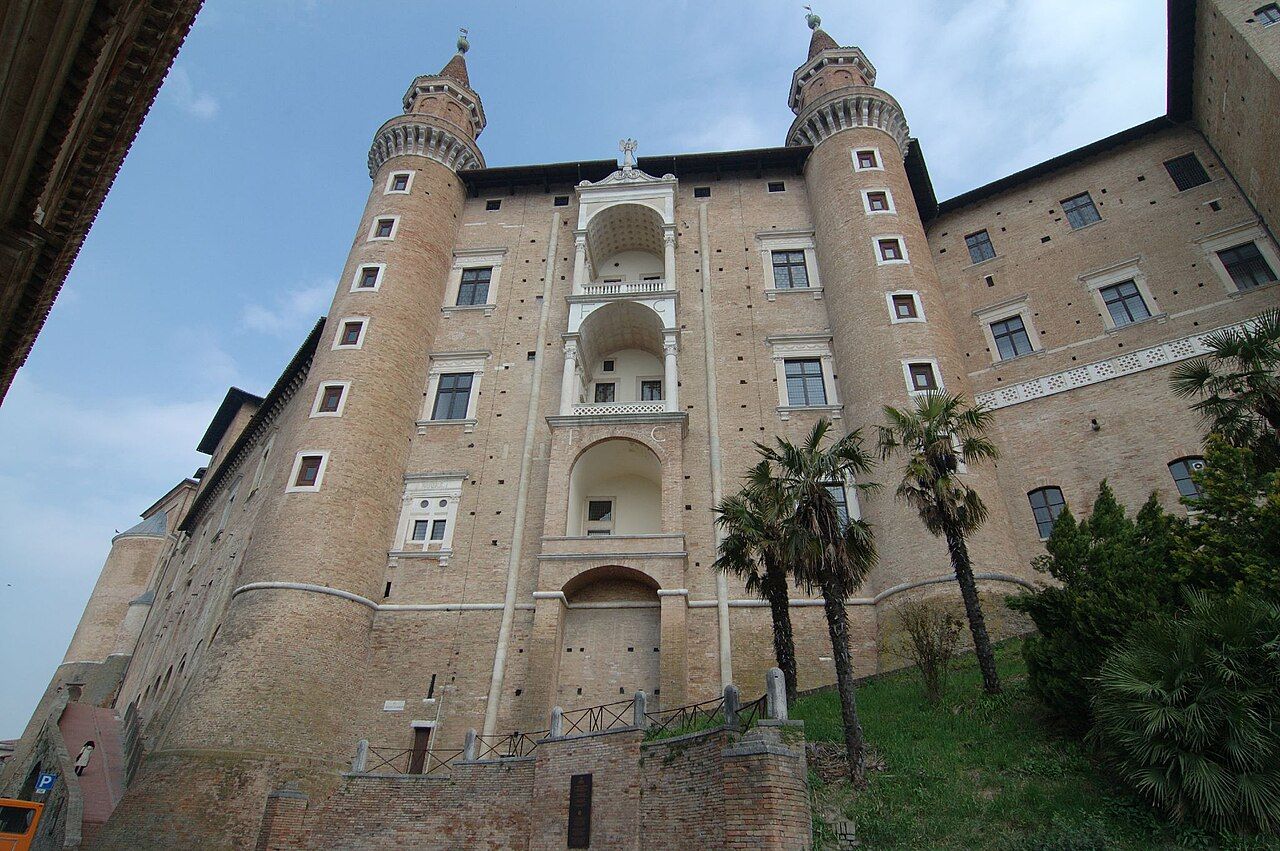 Fasáda Palazzo Ducale v Urbinu se dvěma štíhlými věžemi torricini
