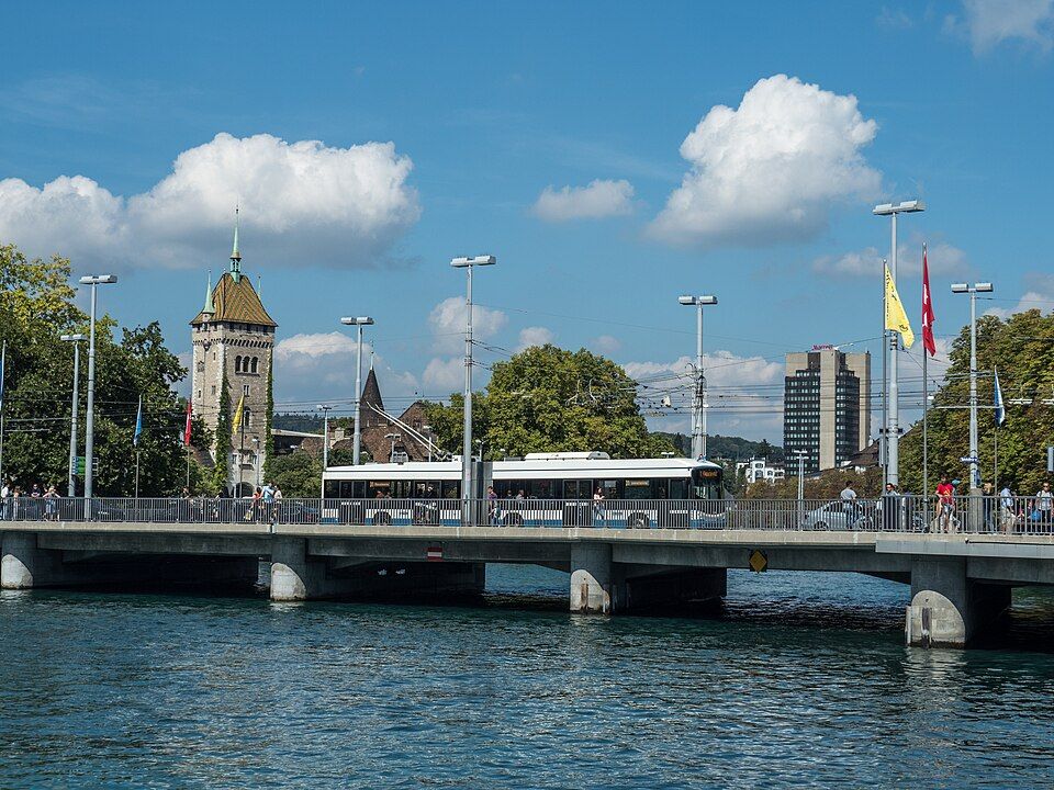 Most přes řeku Limmat ve starém městě Curychu