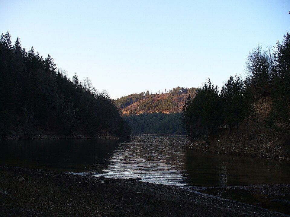 Břeh Berovského jezera
