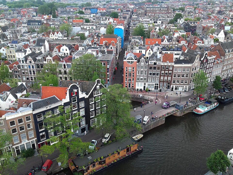 Letecký pohled na uličky a kanály amsterdamské čtvrti Jordaan