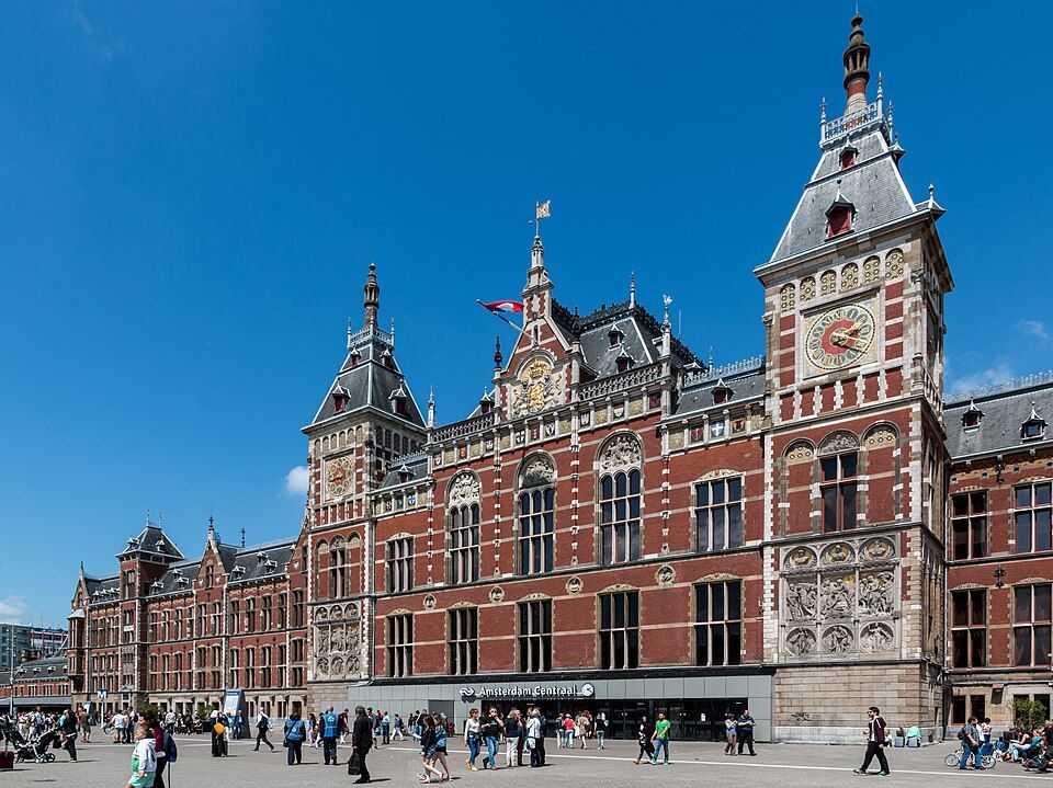 Historická budova hlavního nádraží Amsterdam Centraal z červených cihel