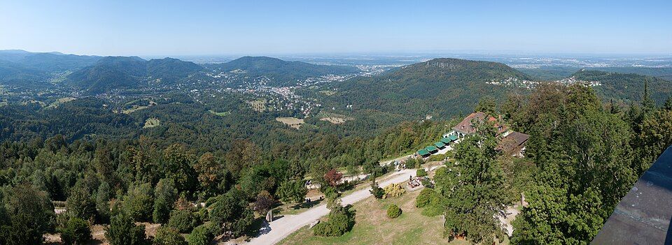 Výhled z vrchu Merkur na Baden-Baden a údolí Černého lesa