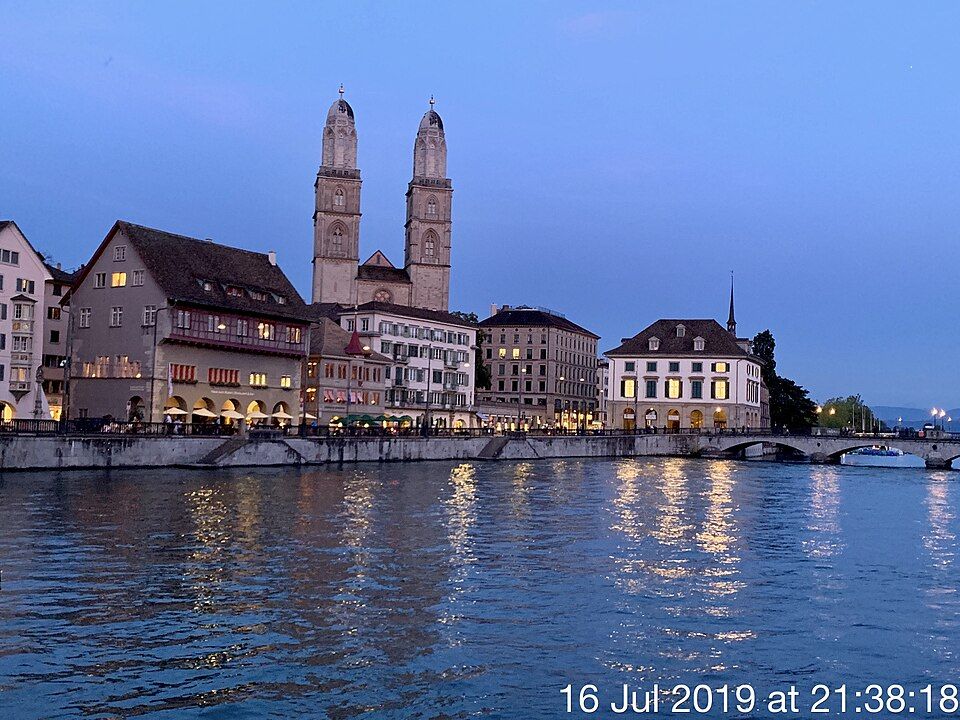 Dvojvěží Grossmünsteru v Curychu zblízka
