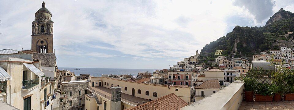 Amalfi z výšky nad přístavem