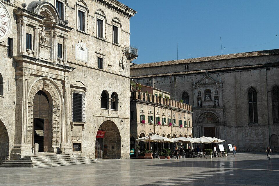 Travertinová ulička v historickém centru Ascoli Piceno
