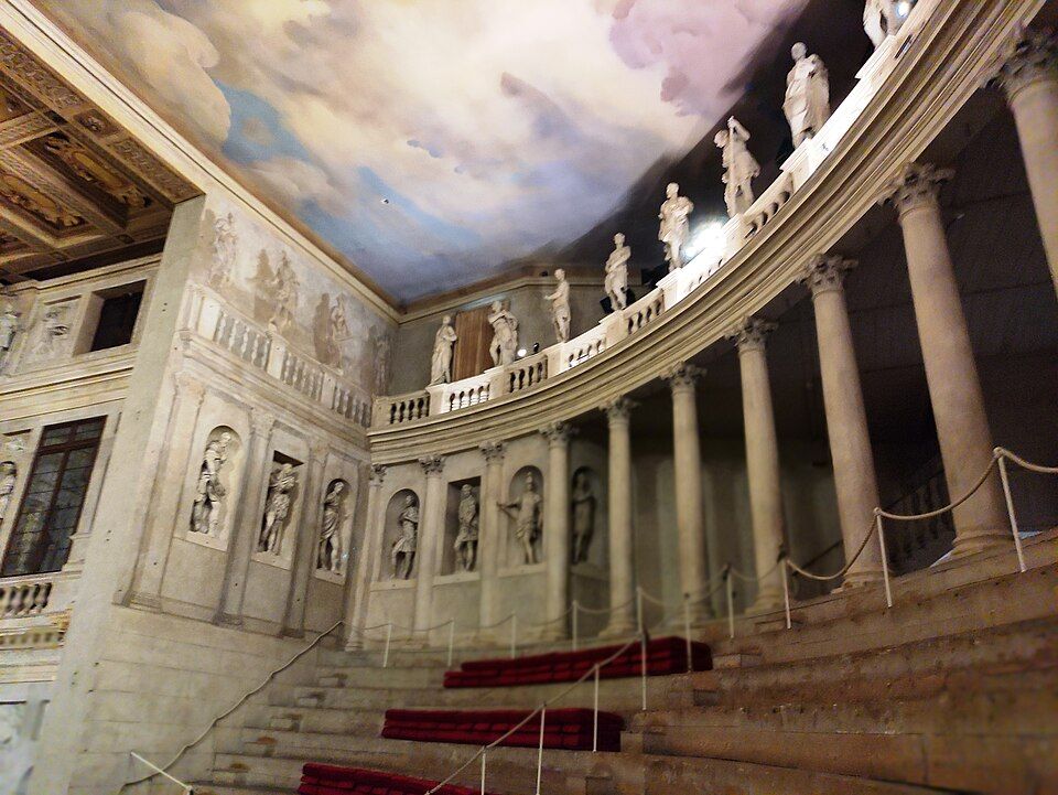 Dřevěné půlkruhové hlediště Teatro Olimpico se sloupovím a sochami