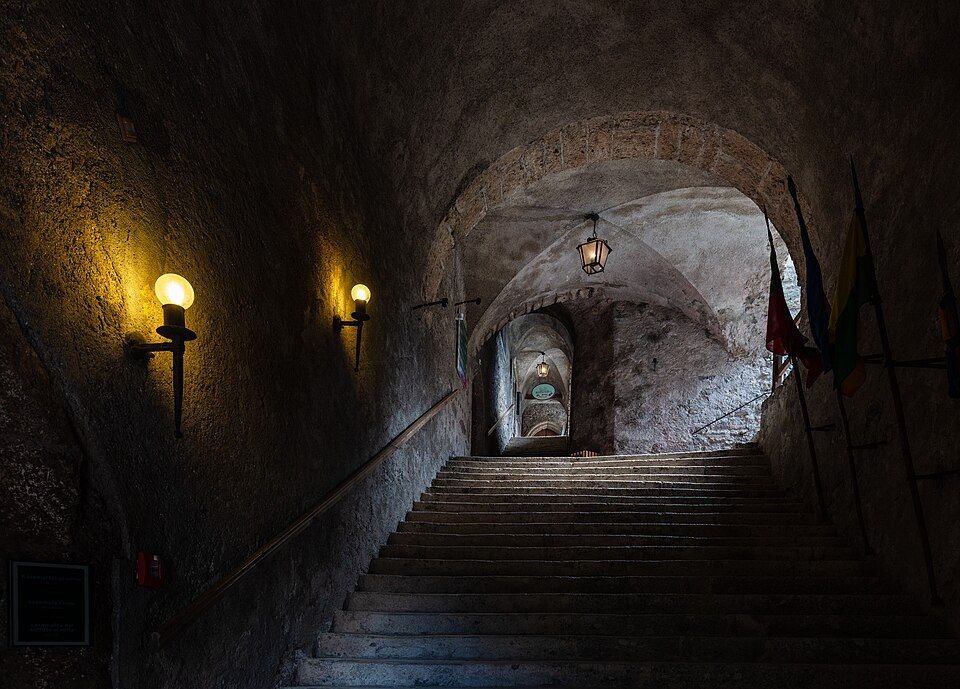 Hrad Hohenwerfen na skále nad městečkem Werfen