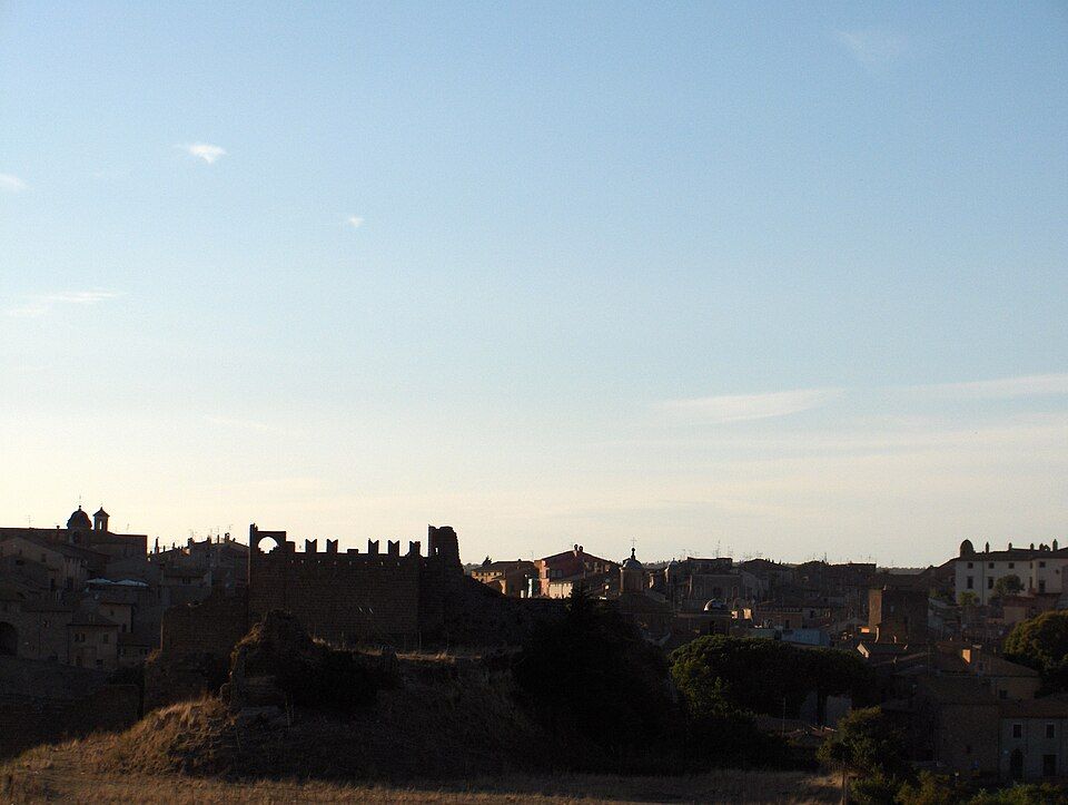Panorama Tuscanie s kamennou věží a středověkými domy v krajině Lazia