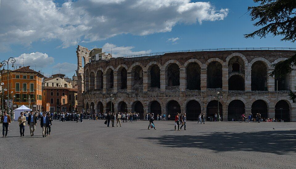 Vnější kamenné oblouky Areny di Verona zblízka