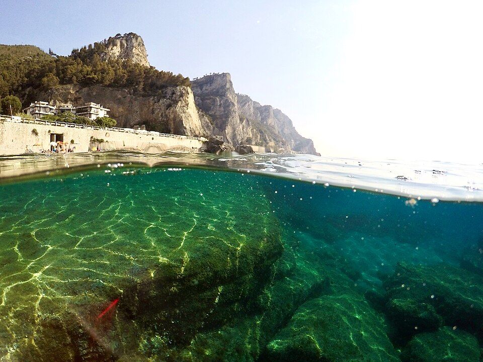 Beachrock u Varigotti — přirozená kamenná platforma ze ztuhlého pískovce při hladině moře