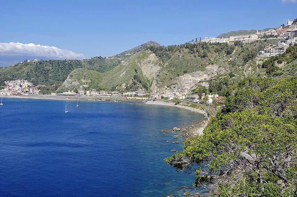 Taormina — pohled na město a okolí, duben 2025