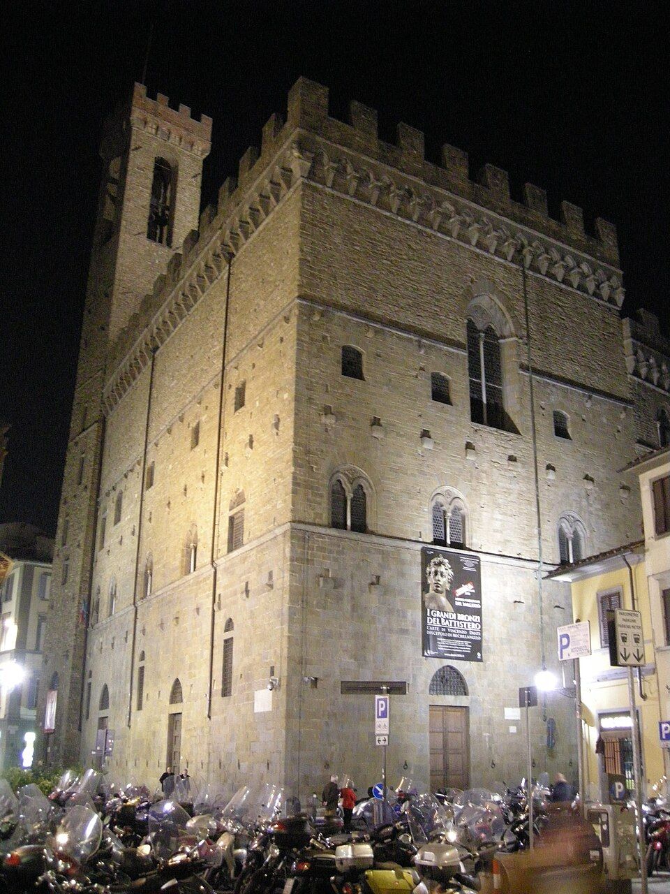 Bargello a věž Volognana nasvícené v noci
