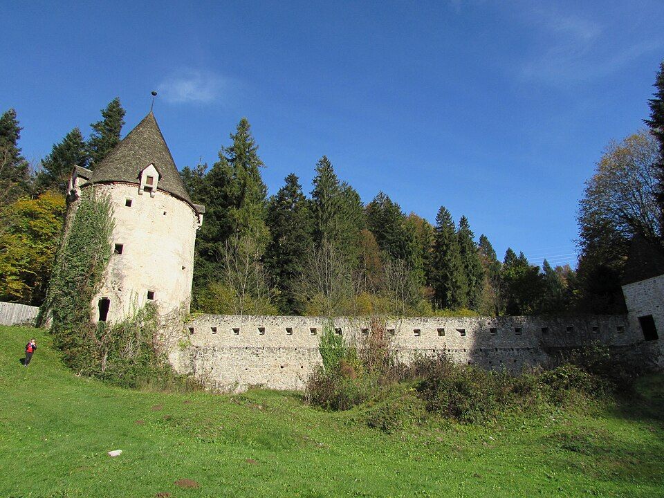 Střílny a obranné prvky v severní zdi kartuzijského kláštera
