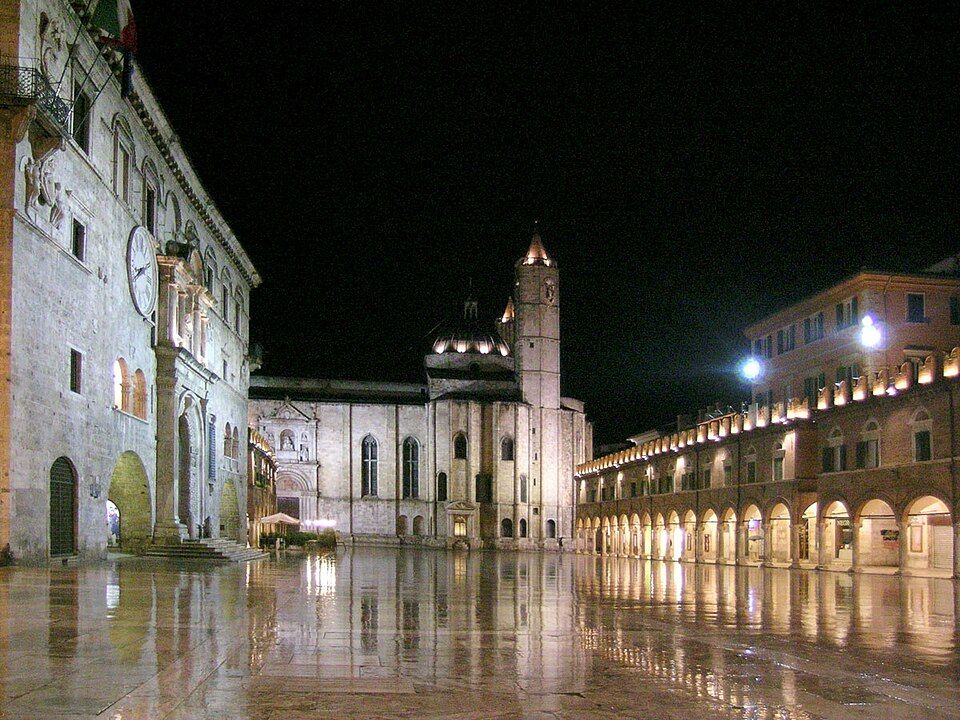Piazza del Popolo v Ascoli Piceno za soumraku, osvětlené paláce