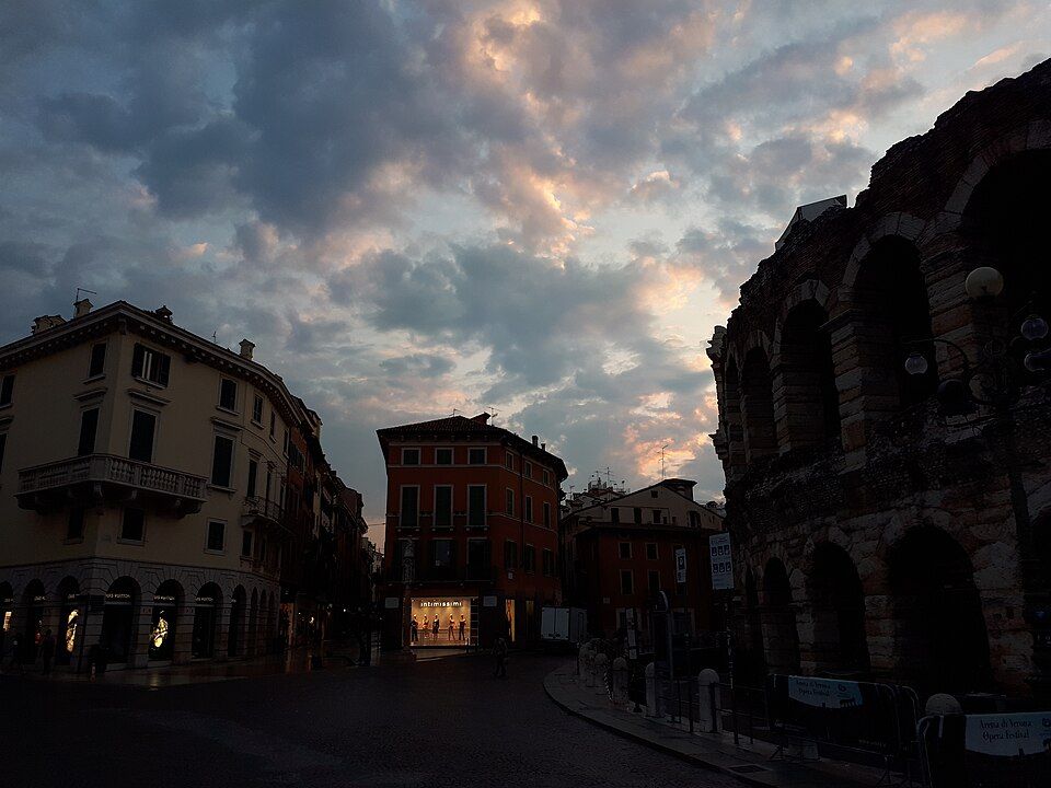 Arena di Verona za úsvitu, pohled z ulice Via Mazzini