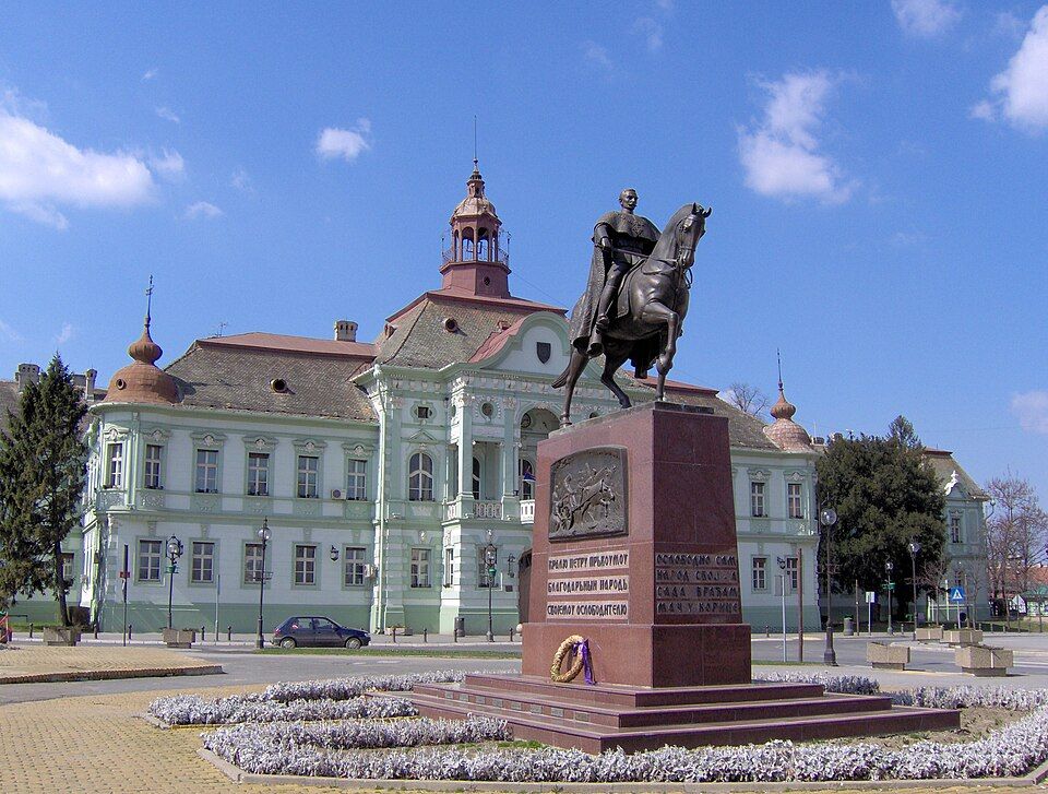 Pomník krále Petra I. před radnicí v Zrenjaninu