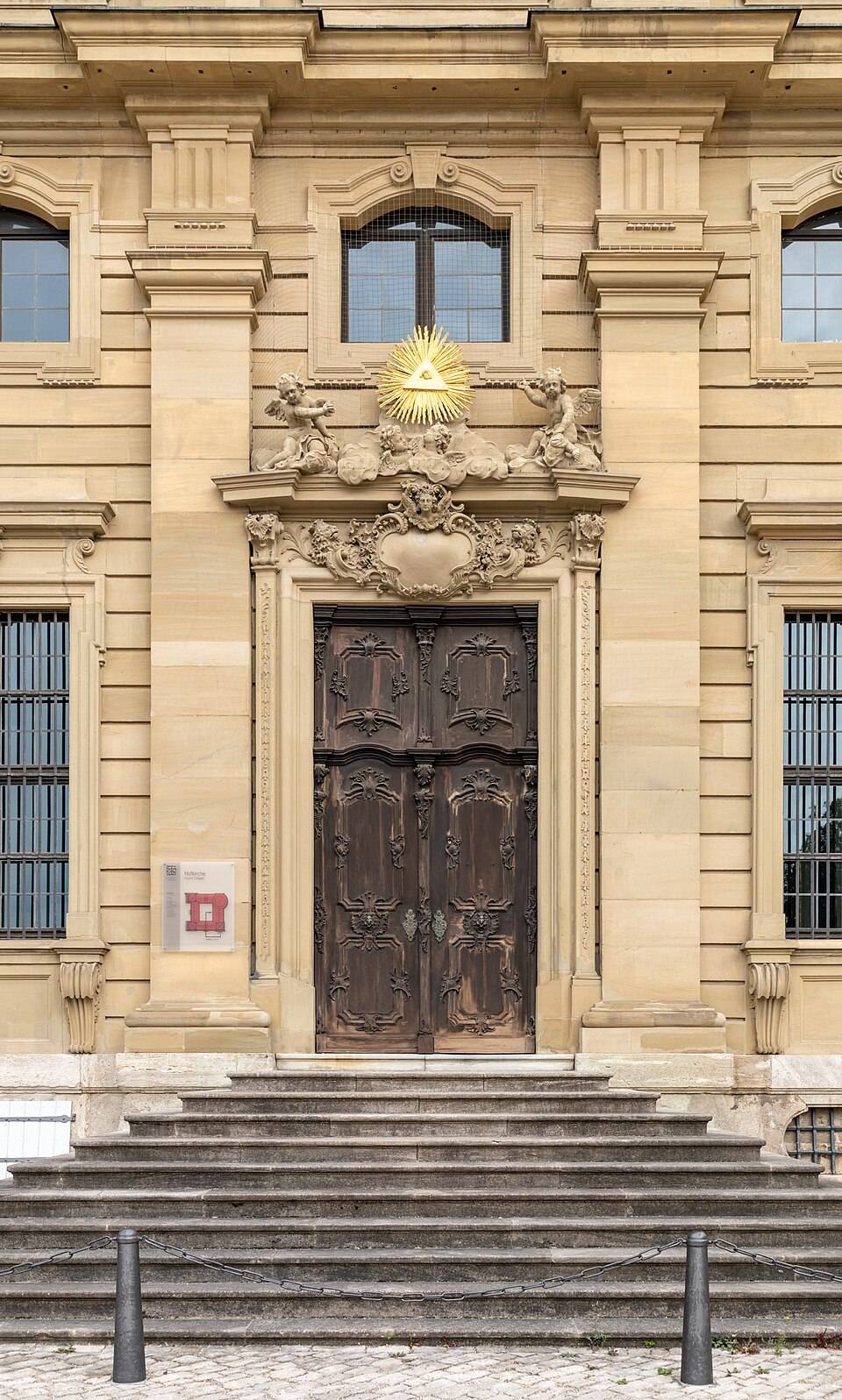 Bohatě zdobená dvorní kaple Hofkirche v würzburské rezidenci