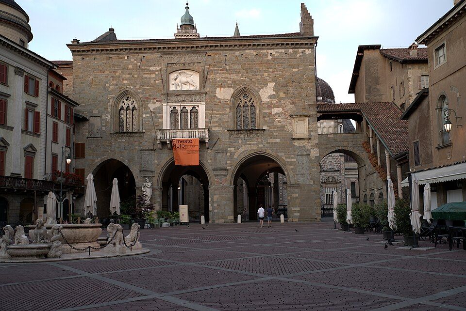 Piazza Vecchia a Palazzo della Ragione v horním Bergamu