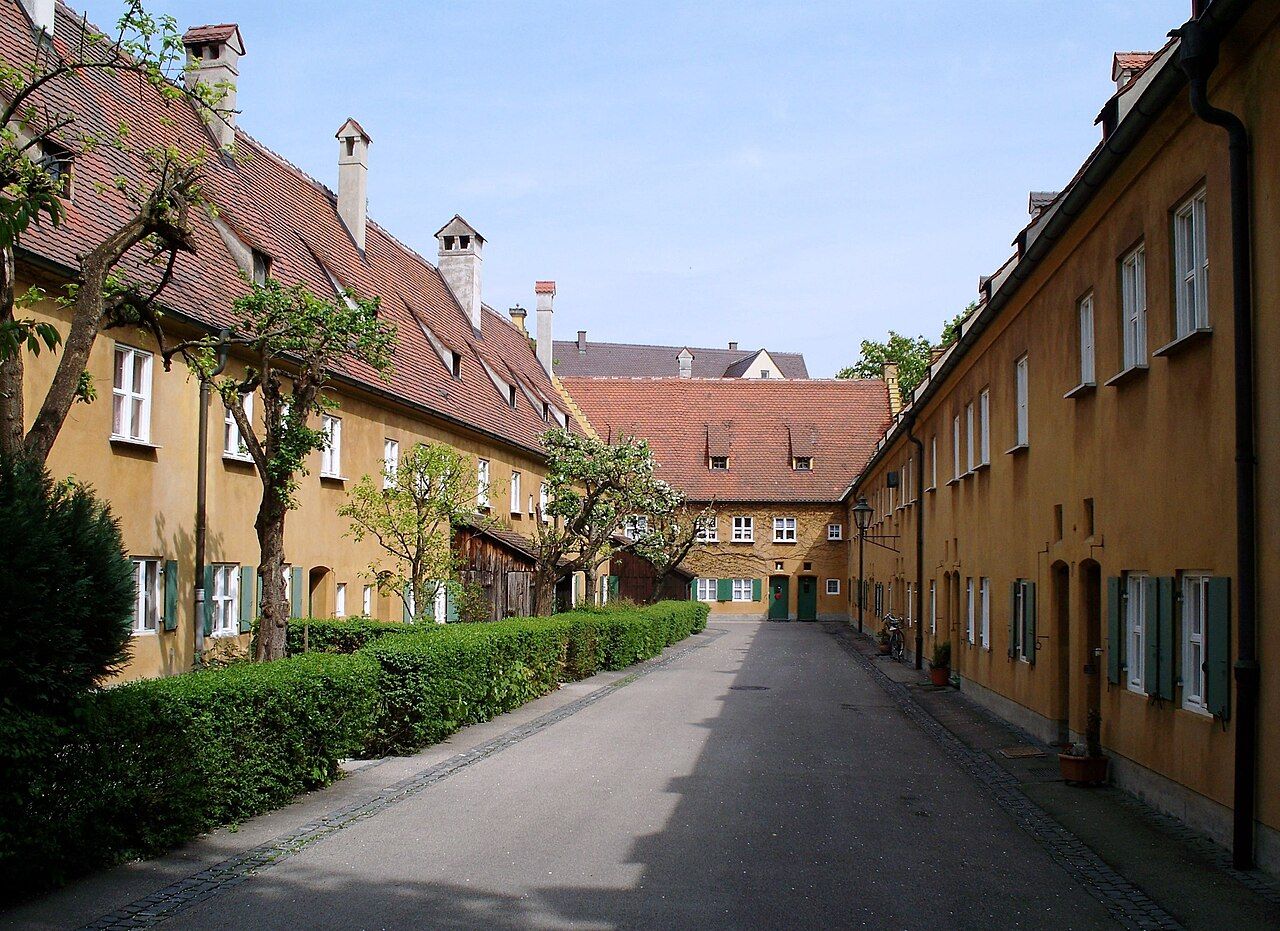 Úzká ulička s domky ve Fuggerei v Augsburgu