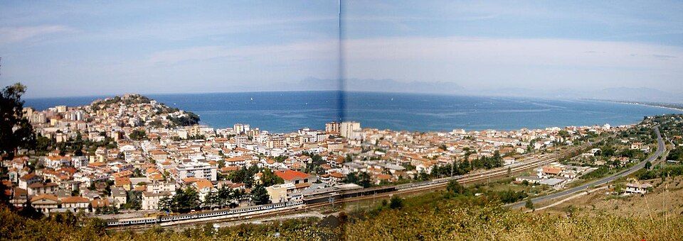 Agropoli — celkový pohled na město od moře