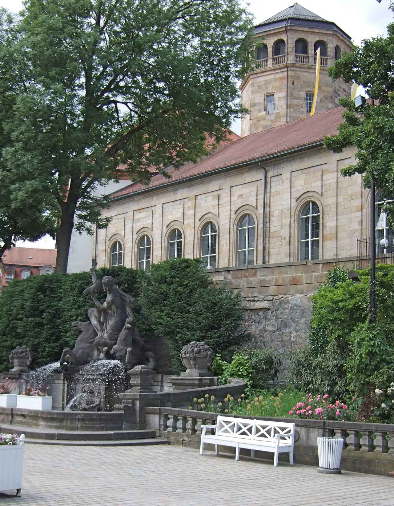 Zámecká věž a kašna v centru Bayreuthu