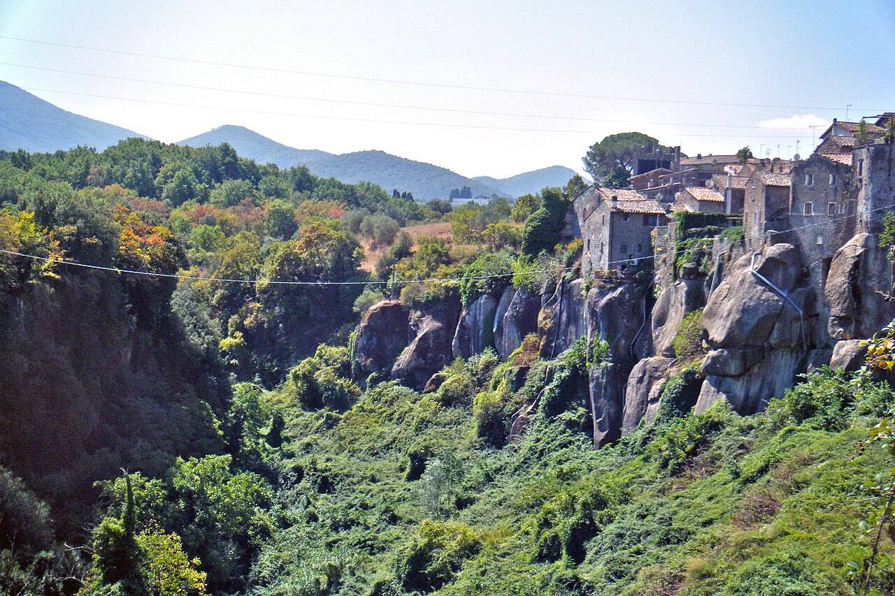 Panoramatický pohled na Vitorchiano na tufovém ostrohu nad zalesněnou roklí