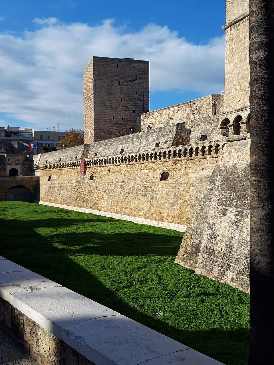 Mohutné hradby hradu Castello Normanno-Svevo v Bari