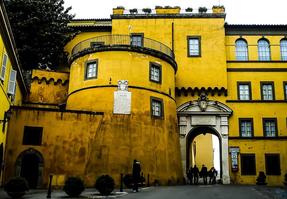 Castel Gandolfo a jezero Albano v zeleni