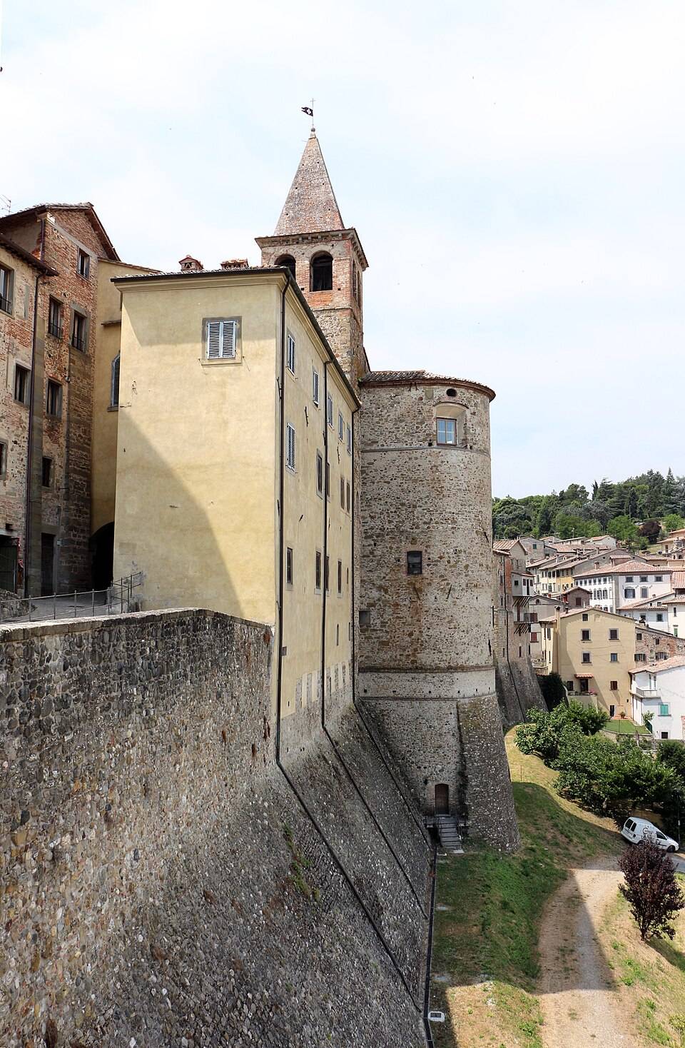 Výhled z horní části Anghiari na střechy a okolní krajinu