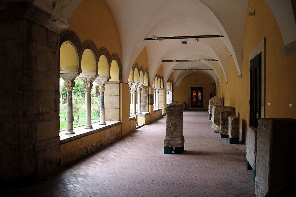 Rajský dvůr kláštera u kostela Santa Sofia v Beneventu
