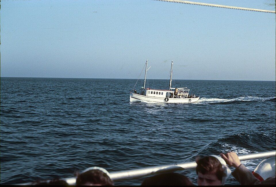 Prevoz turistu na Capri, malé lodné z 50. a 60. let 20. století