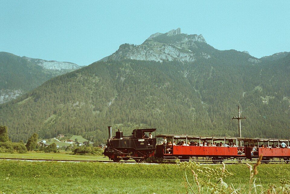 Parní lokomotiva ozubnicové dráhy Achenseebahn s vagony v zeleni