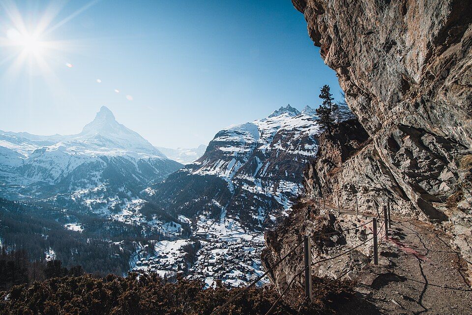Zasněžený Matterhorn nad zimní vesnicí Zermatt