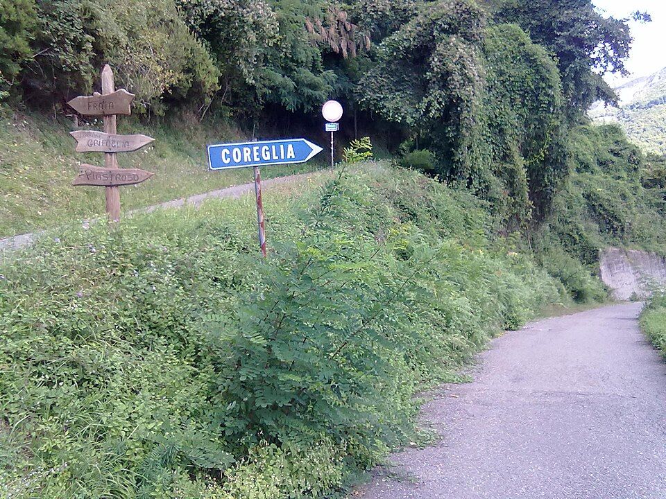 Barga na kopci s Apuánskými Alpami v pozadí