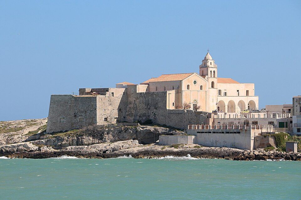 Kostel San Francesco ve Vieste na skalním výběžku nad mořem