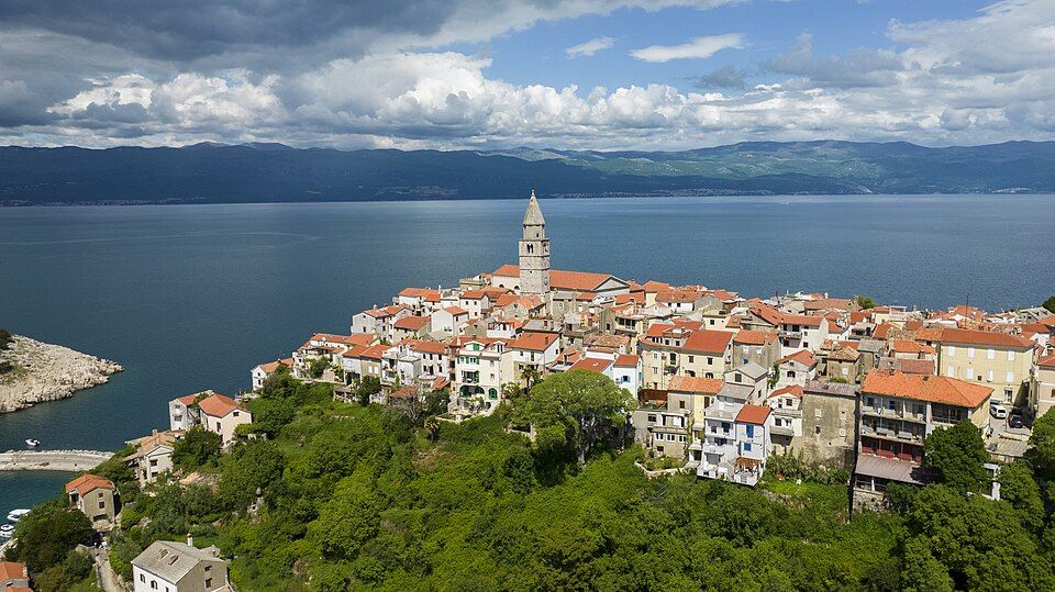 Městečko Vrbnik na skalním útesu