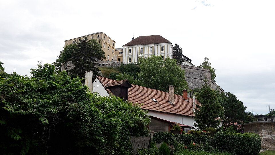 Hradní vrch Veszprému od údolí Séd