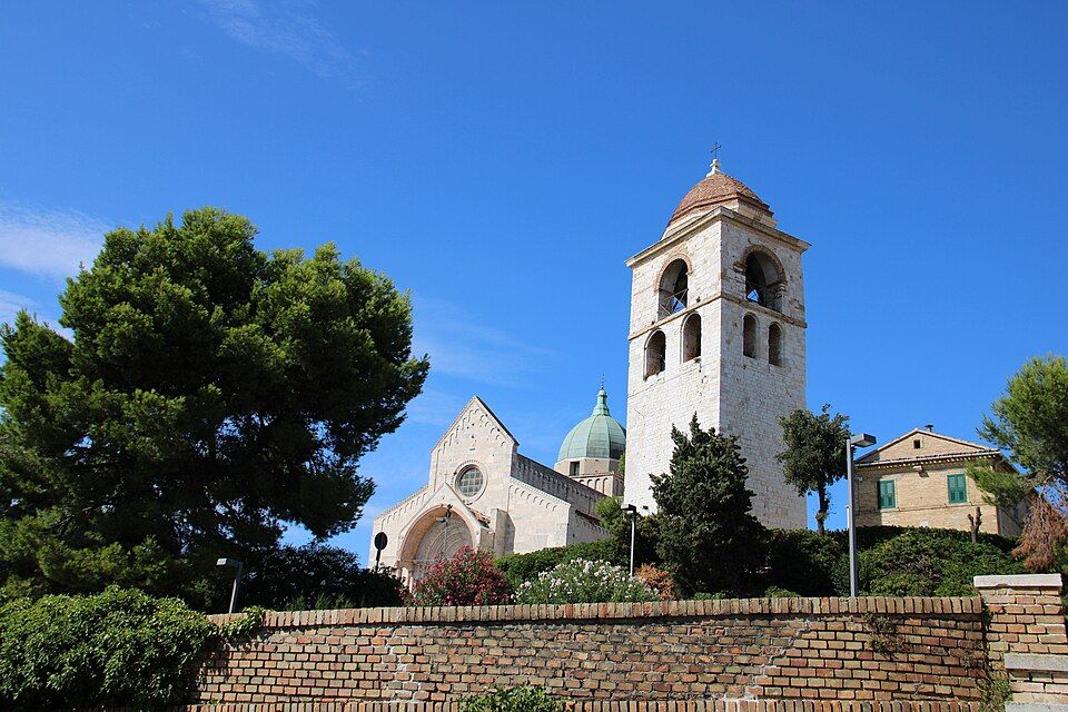 Průčelí románské katedrály San Ciriaco s portálem na lvech