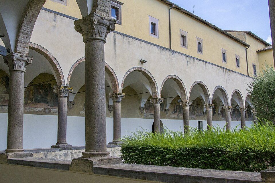 Výstavní sál Museo Archeologico Nazionale di Tuscania s etruskou keramikou