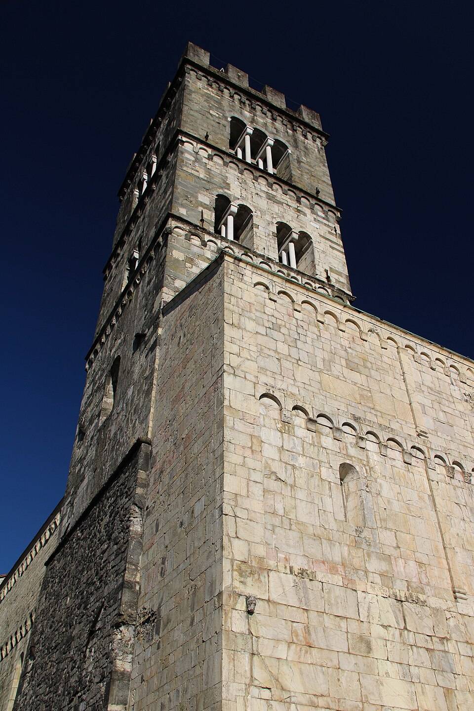Zvonice dómu San Cristoforo nad střechami Bargy