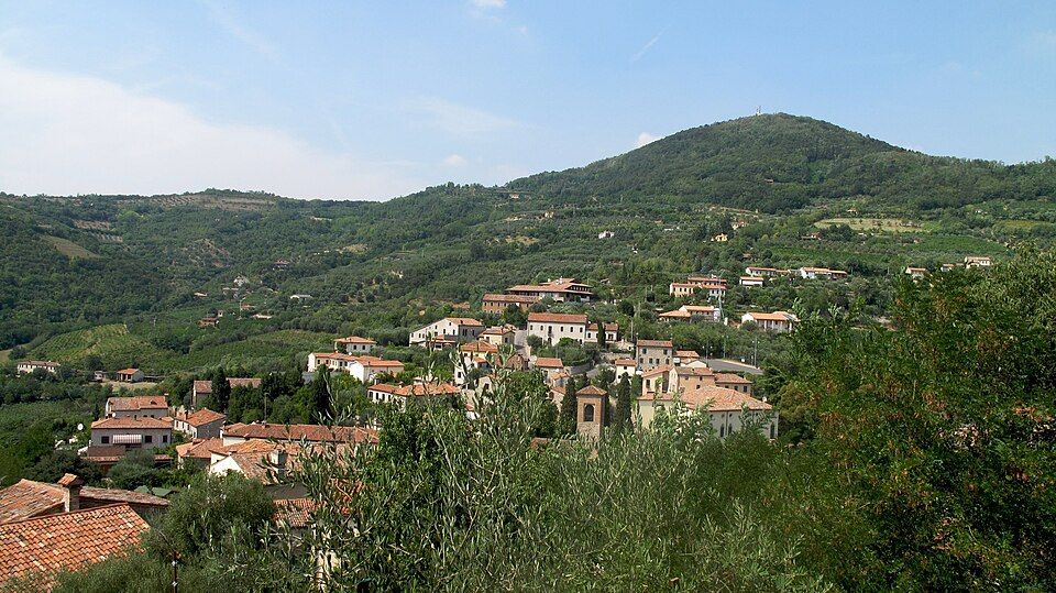 Kamenné domy a dlážděná ulice v centru Arquà Petrarca