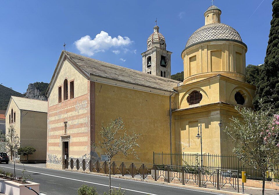 Zřícenina kostela San Lorenzo na ostrohu Punta Crena nad Varigotti