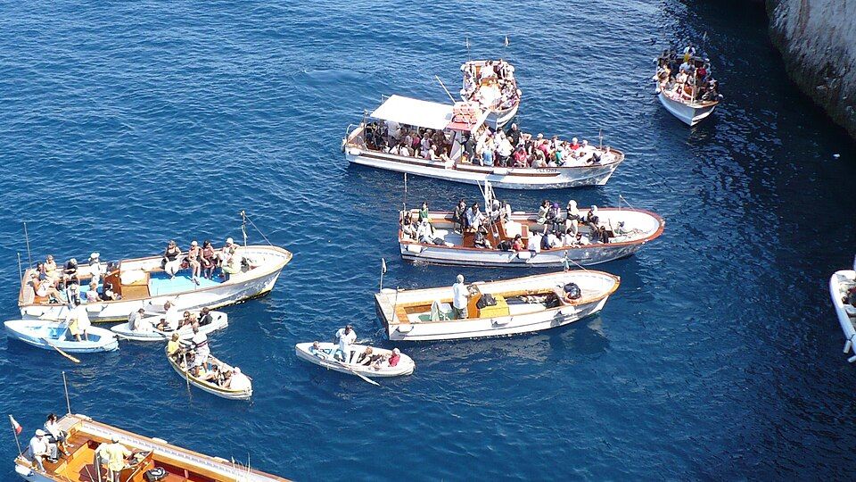 Loďky čekající u vchodu do Modré jeskyně na Capri